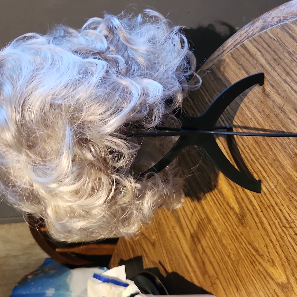 Wig stand - Picture 3 of 3